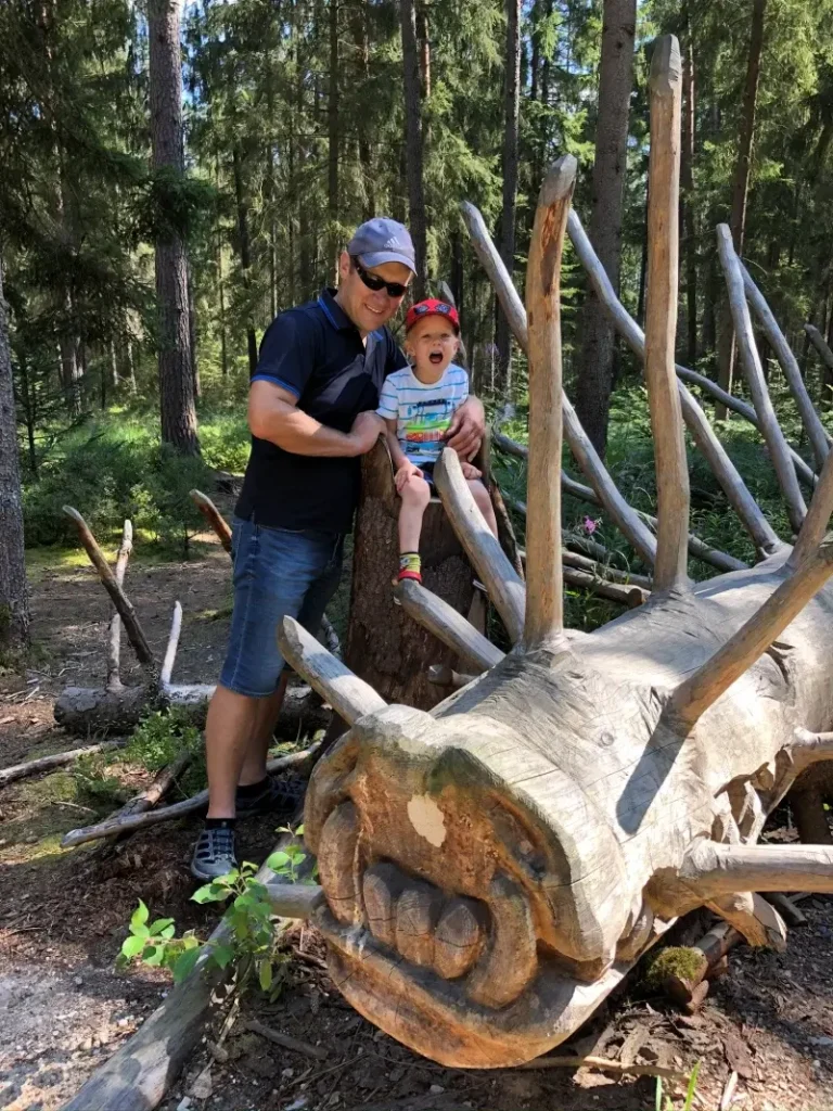 Vater und Sohn im Felsenlabyrinth